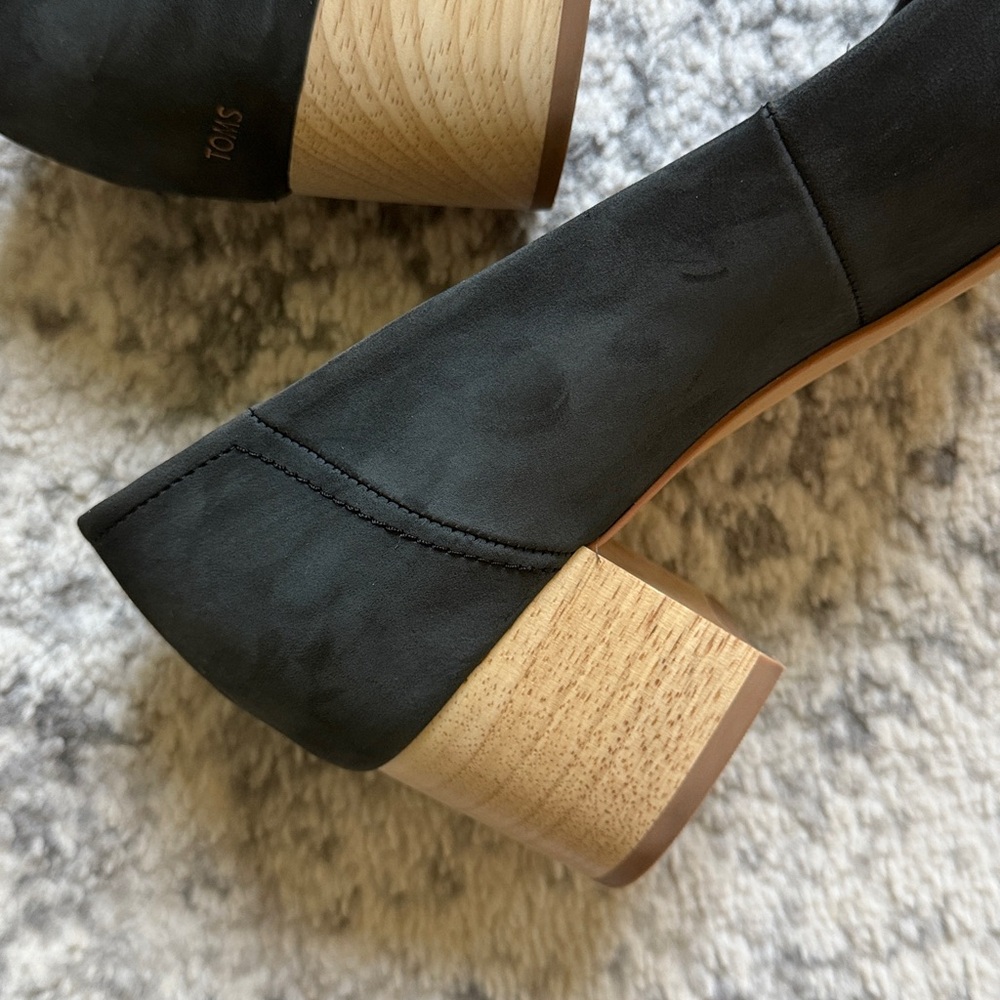 Like New Tom’s Heels - Picture 3 of 4